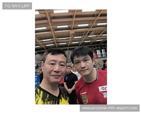 多特蒙德教练赛后追樊振东合影，输球也难掩敬意，多特蒙德现任主帅