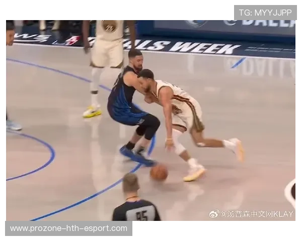 库里底角接传中三分入网,勇士反击战术击穿对手外线防守 库里底角接传中三分入网,勇士反击战术击穿对手外线防守